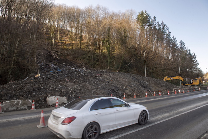 Un coche pasa por la AP-8 junto al deslizamiento de Zaldibar. (Gorka RUBIO/FOKU)