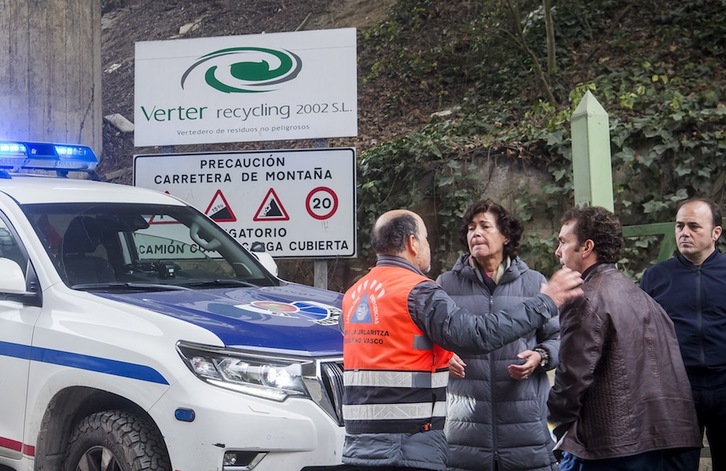 Elena Moreno, en la entrada del vertedero de Zaldibar. (Luis JAUREGIALTZO/FOKU)