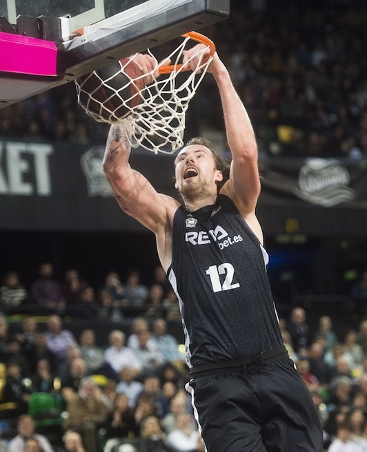 Ondrej Balvin se cuelga. Con menos espectacularidad pero efectivo, el checo ha metido los dos tiros libres que han supuesto la victoria final. (Luis JAUREGIALTZO / FOKU)