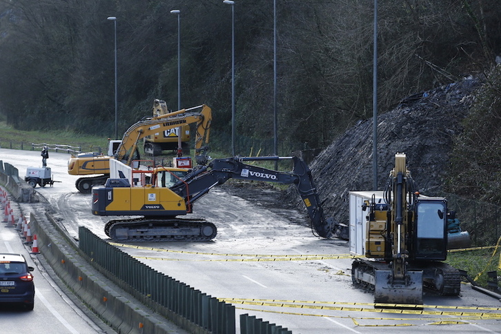 Excavadoras en la zona del desprendimiento de Zaldibar, hoy domingo. (Aritz LOIOLA/FOKU)