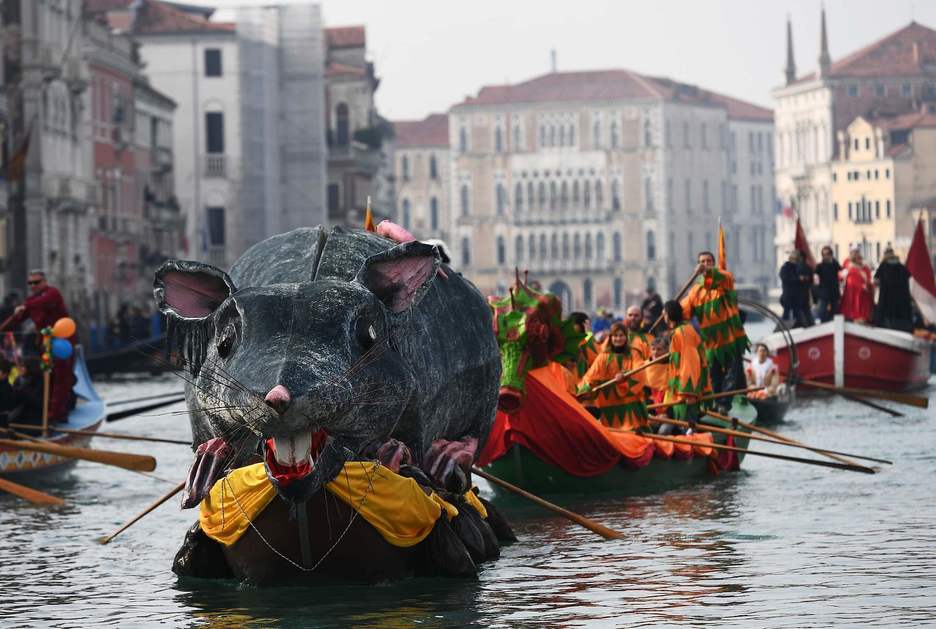 El 'Pantegana' navega en el Gran Canal con otros barcos decorados para la regata tradicional. (Vicenzo PINTO/AFP)