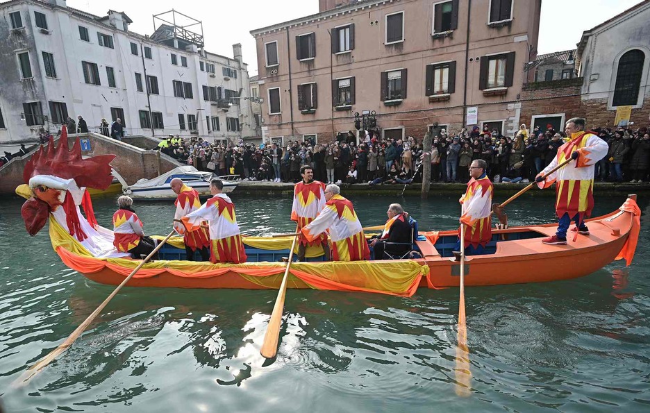 Barcos con enmascarados navegan en el Gran Canal. (Vicenzo PINTO/AFP)