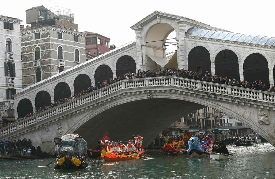 La 'Pantegana' navega más allá del puente de Rialto. (Vicenzo PINTO/AFP)