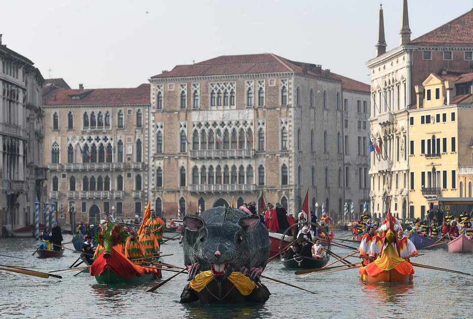 El clásico desfile de remeros que inunda todo el Gran Canal de góndolas decoradas. (Vicenzo PINTO/FOKU)
