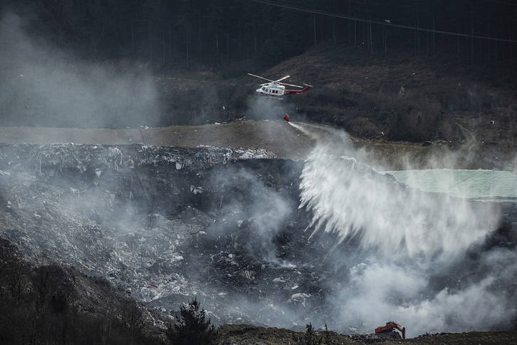 Un helicóptero trabaja en el incendio del vertedero de Zaldibar. (Aritz LOIOLA / FOKU)