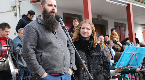 Ortzi Idoate eta Elixabet Etxandik beren bertsoak eskaini zituzten Luhusoko libertimenduan. Â©Bob EDME