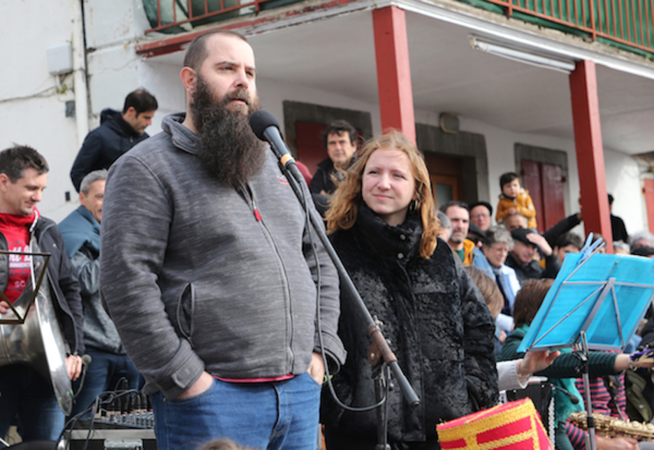 Ortzi Idoate eta Elixabet Etxandik beren bertsoak eskaini zituzten Luhusoko libertimenduan. ©Bob EDME