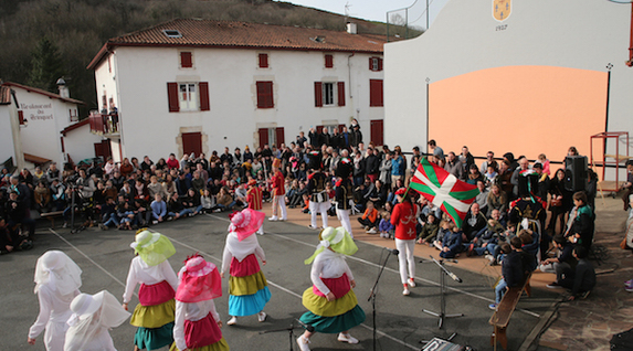 Plaza jendez bete zen Makea, Lekorne eta Luhusoko gazteen ikusgarriaz gozatzeko. Â©Bob EDME