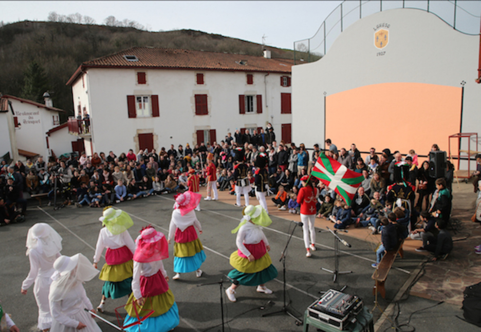   Ortzi Idoate eta Elixabet Etxandik beren bertsoak eskaini zituzten Luhusoko libertimenduan. Plaza jendez bete zen Makea, Lekorne eta Luhusoko gazteen ikusgarriaz gozatzeko. ©Bob EDME