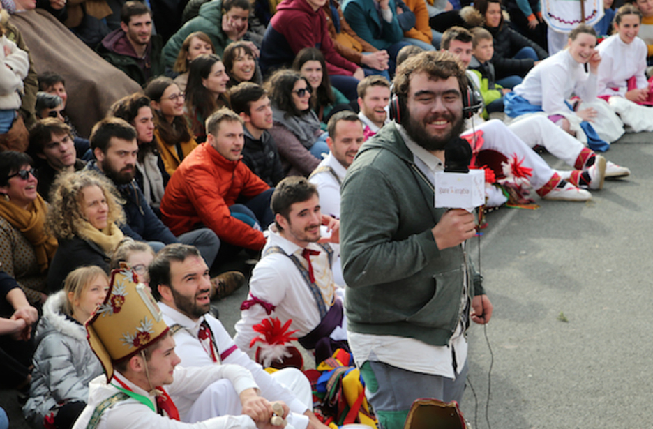 Nola ez, Gure Irratiko kazetariak ere ikusgarrian beren tokia izan zuen. ©Bob EDME