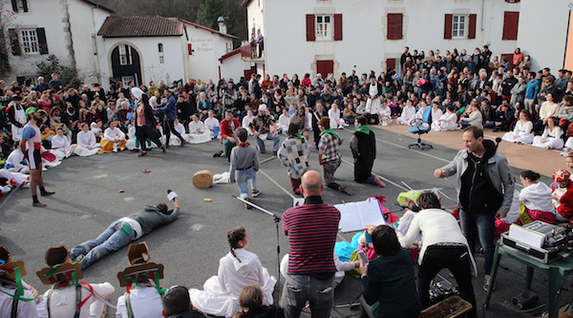 Umorez jositako emanaldia eskaini zuten gazteek. Â©Bob EDME  