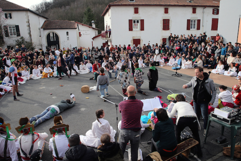 Umorez jositako emanaldia eskaini zuten gazteek. ©Bob EDME  
