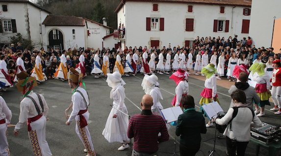 Dantza emanaldiak kolorez bete zuen Luhusoko plaza. Â©Bob EDME