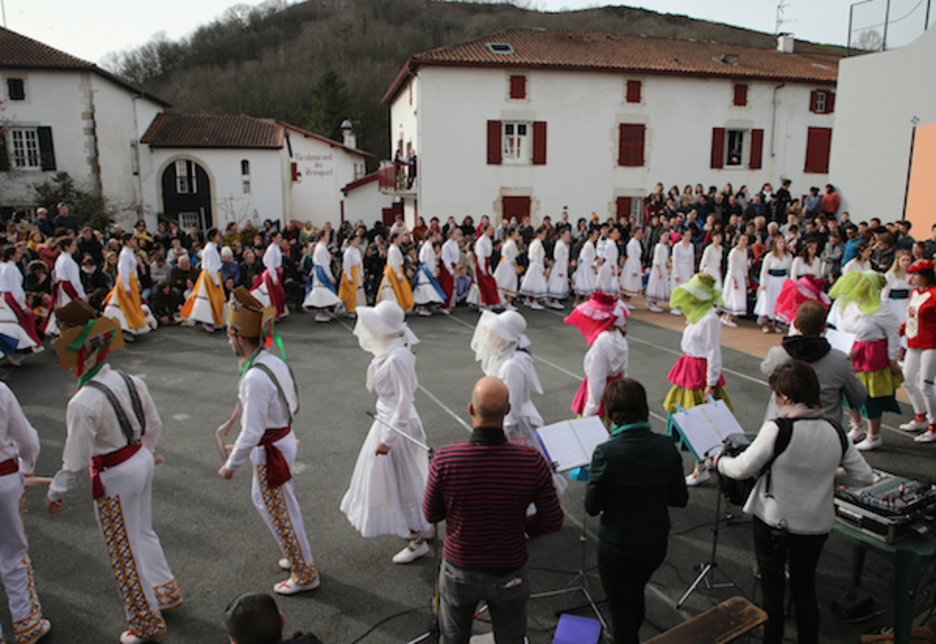 Dantza emanaldiak kolorez bete zuen Luhusoko plaza. ©Bob EDME