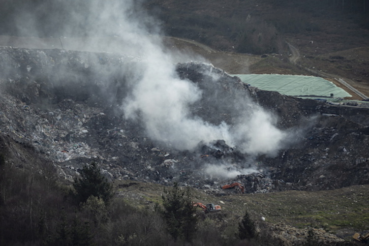 Humareda en el vertedero de Zaldibar. (Aritz LOIOLA / FOKU)