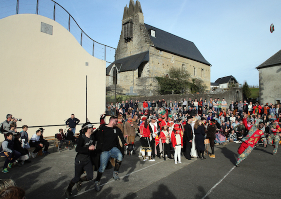 La place d’Aussurucq était remplie pour voir le premier spectacle des Mascarades 2020.  ©Bob EDME