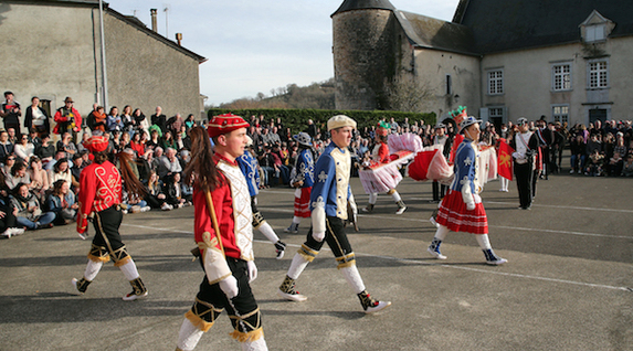 Orotara, berrogei bat lagunek emanaldian parte hartzen dute. Â©Bob EDME