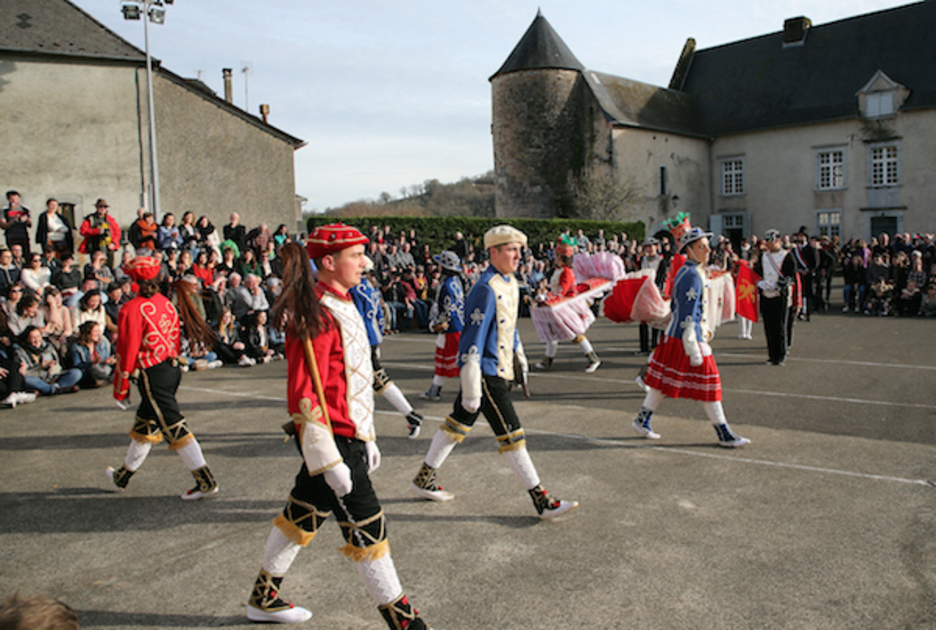 Une quarantaine d’habitants participent à cette mascarade. ©Bob EDME
