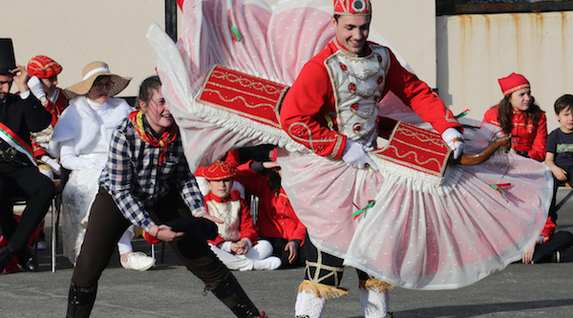 AltzÃ¼rÃ¼kÃ¼ko gazteek hamabi emanaldi eskainiko dituzte apirilaren 26ra arte.  Â©Bob EDME