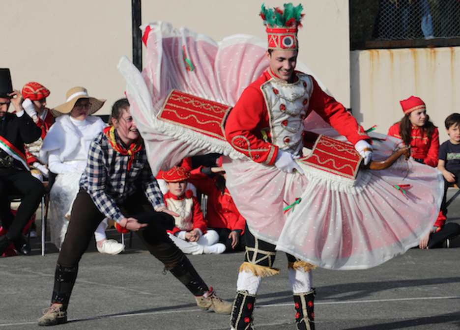  Les Buhame sont bien présents lors du spectacle. Le village Aussurucq n'avait pas organisé de mascarade depuis 2005. Les jeunes d’Aussurucq ont prévu un total de douze sorties.  ©Bob EDME