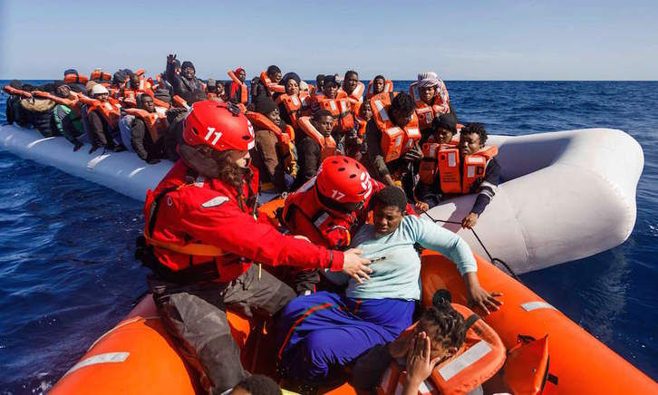 Tripulantes del Aita Mari, en pleno rescate de 93 personas a la deriva este domingo. (Pablo GARCÍA / AFP)