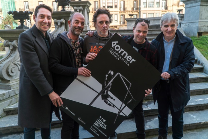 Los actores, en el centro, han explicado cómo desarrollarán el espectáculo. (Andoni CANELLADA / FOKU)