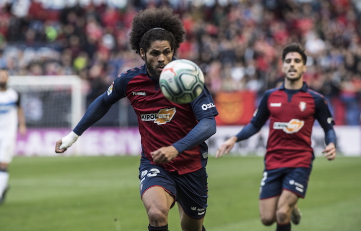 Aridane Hernández corre por un balón en un partido de esta temporada. (Jagoba MANTEROLA/FOKU)