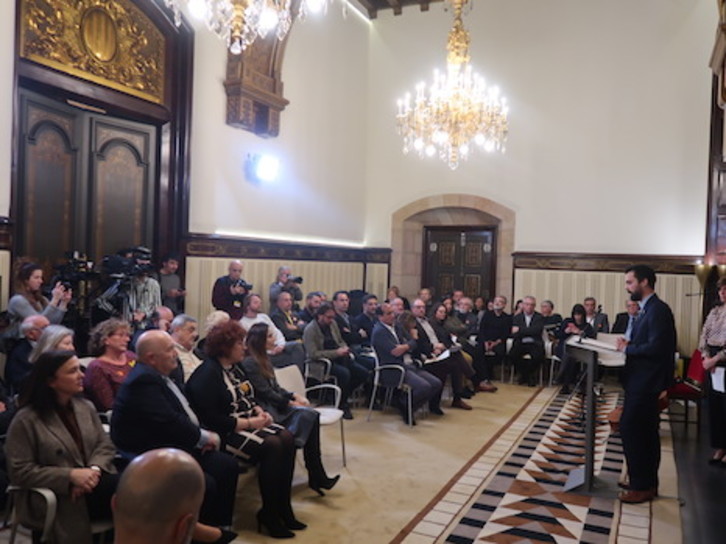 El president del Parlament, Roger Torrent, presenta la declaración. (Eusko Legebiltzarra)