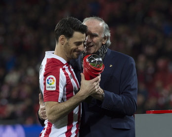 Aduriz recibe un premio de la mano de Iribar, otro gran mito del Athletic. (Marisol RAMIREZ / FOKU)