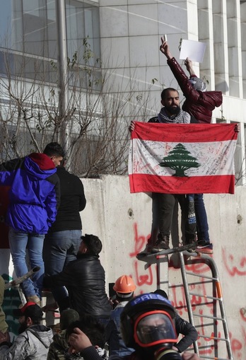  Jóvenes tratan de acceder al exterior del Parlamento. (Anwar AMRO-AFP) 
