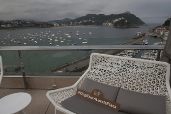Vista a la bahía desde la terraza del hotel Lasala, en la plaza del mismo nombre. (Gorka RUBIO/FOKU)