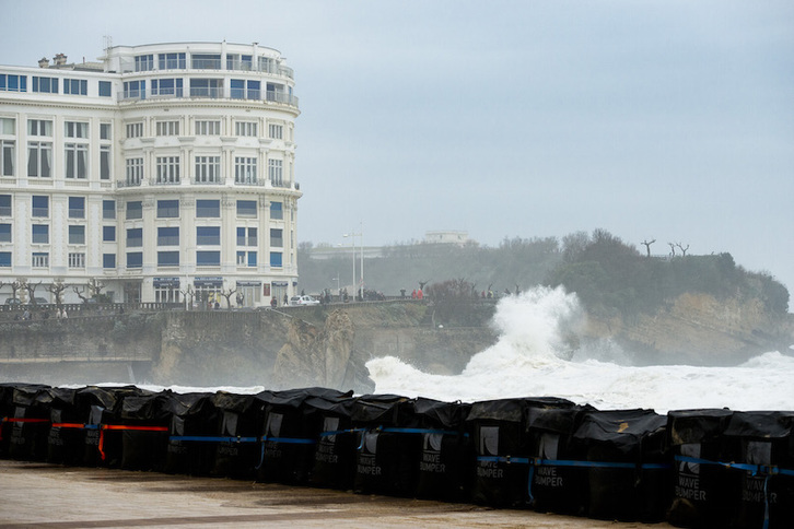 Hondar zakuekin osatutako horma eraiki dute Biarrizko Hondartza Handiko pasealekuan. (Guillaume FAUVEAU)