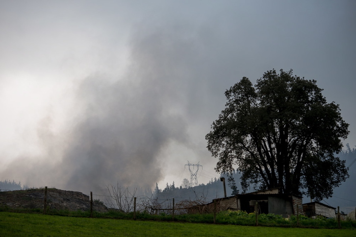 Imagen del incendio que sigue encendido en el vertedero de Zaldibar. (Raul BOGAJO/FOKU)