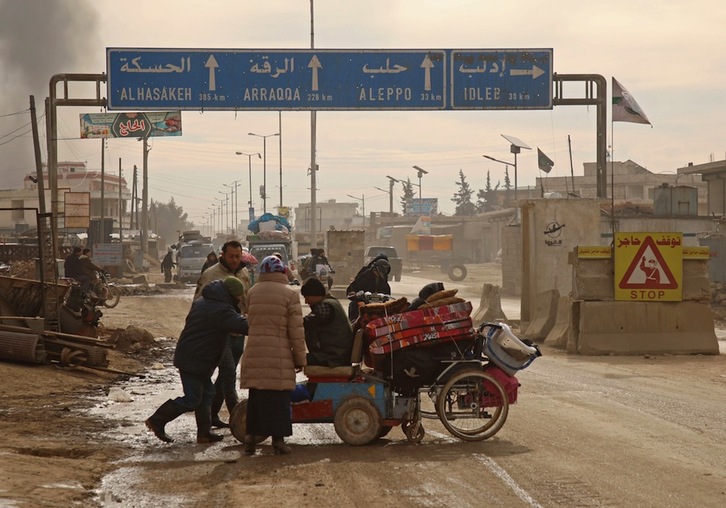 Civiles huyen de los bombardeos para recuperar el control de la estratégica carretera. (Aaref WATAD-AFP)  