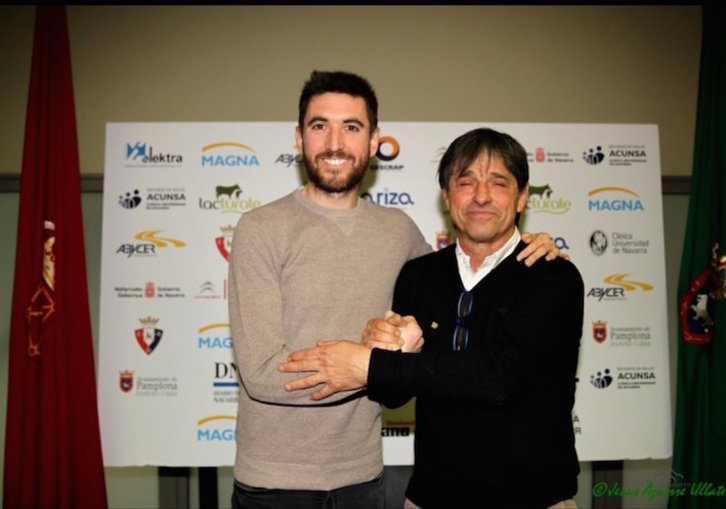Roberto Martil, junto con el presidente del club. (OSASUNA MAGNA)