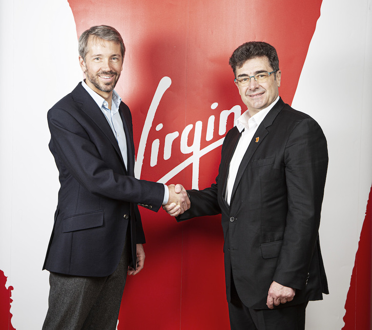 El CEO del Grupo Virgin, Josh Bayliss, y José Miguel García, de Euskaltel, cuando firmaron el acuerdo.