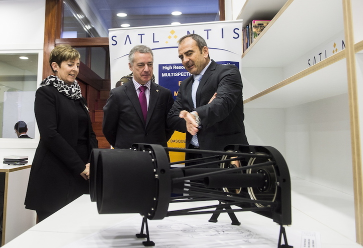 Urkullu y Tapia volverán a visitar una empresa hoy. (Luis JAUREGIALTZO/FOKU)