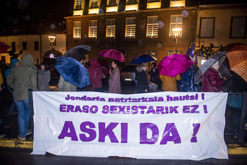 Bortxatuak izan direla salatu duten Navarre lizeoko bi neskekiko elkartasunez, 70 bat pertsona elkartu ziren otsailaren 11n Donibane Garazin. ©Guillaume Fauveau