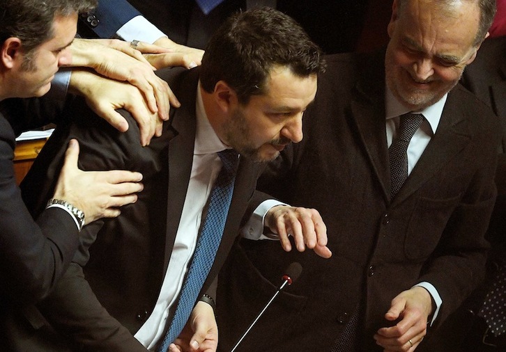 Salvini, arropado por sus fieles en la sesión. (Filipo MONTEFORTE | AFP)