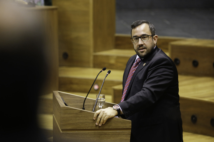 El vicepresidente del Gobierno y titular de Interior, Javier Remírez, en una intervención en la Cámara. (PARLAMENTO DE NAFARROA) (Nafarroako PARLAMENTUA)