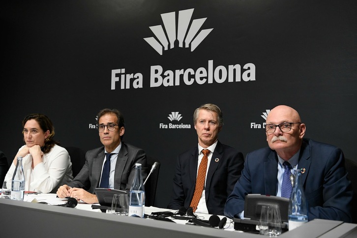 Los dirigentes de GSMA, junto al presidente de Fira Barcelona y la alcaldesa de la capital catalana. (Lluís GENÉ | FOKU)