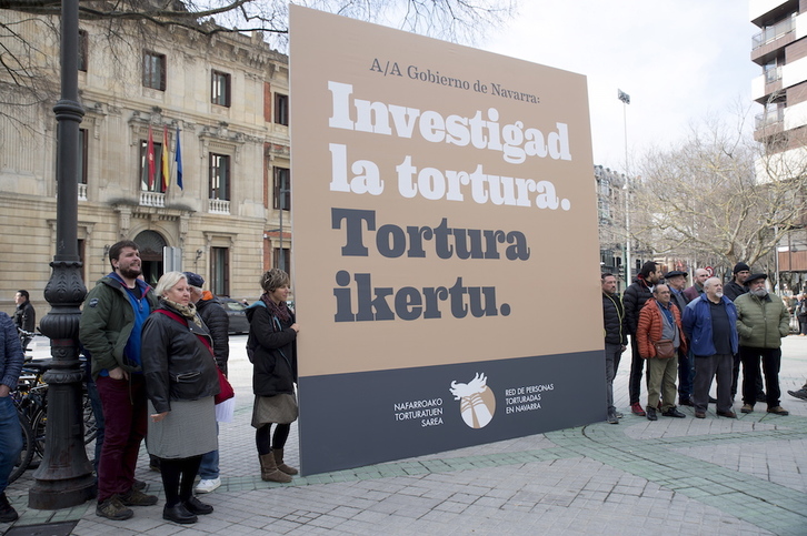 Tortura pairatu duten Nafarroako pertsonen sareak elkarretaratzea egin du Parlamentuaren aurrean. (Iñigo URIZ/FOKU)