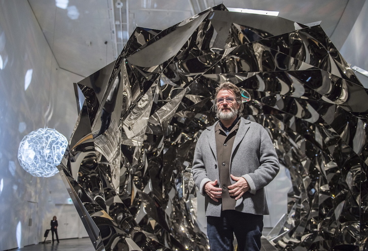 Olafur Elliason Guggenheim museoan, bere obraren aurrean. (Marisol RAMIREZ I FOKU)