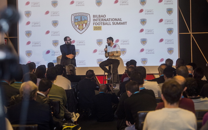 Ernesto Valverde responde al periodista Axel Torres en un momento del Internacional Football Summit. (Luis JAUREGIALTZO / FOKU) 