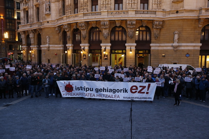 Concentración en Bilbo contra la precariedad laboral. (Aritz LOIOLA/FOKU)