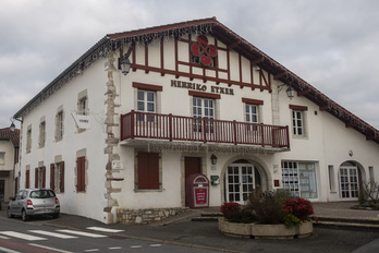 L'hôtel de ville d'Urcuit. © Guillaume FAUVEAU.