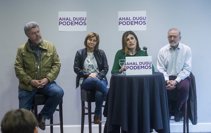 Miren Gorrotxategi, junto a diputados vascos de Unidas Podemos. (Luis JAUREGIALTZO | FOKU)