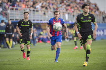 Jokalariek atera gehiago jaurti behar dutela uste du Mendilibarrek. (Juan Carlos Ruiz/Foku)