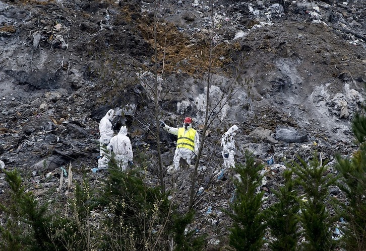 Operarios trabajan en la ladera del derrumbe, el pasado sábado. (Luis JAUREGIALTZO | FOKU)