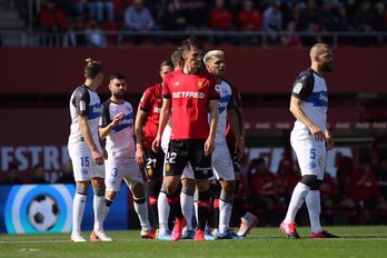 Mallorca eta Alaveseko jokalariak izkinako jokaldi batean. 